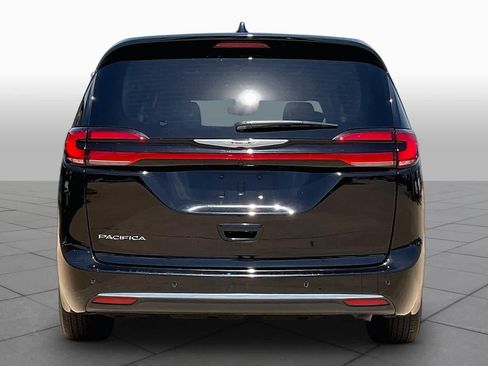 Used 2024 Chrysler Pacifica Touring-L FWD image 6