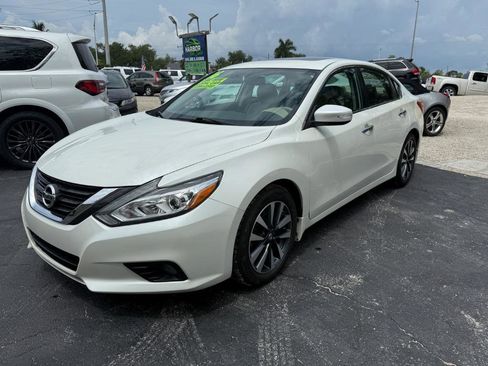 Used 2016 Nissan Altima 2.5 SV w/ Convenience Package FWD image 3