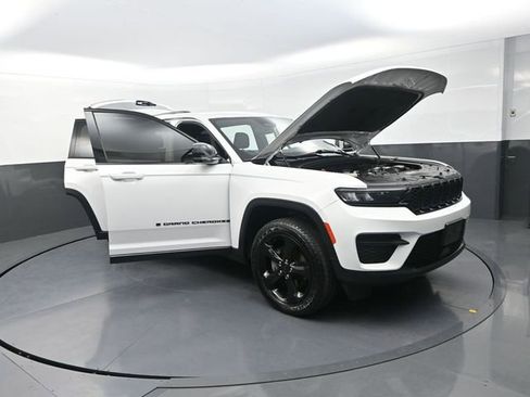 Used 2024 Jeep Grand Cherokee Altitude AWD/4WD image 29