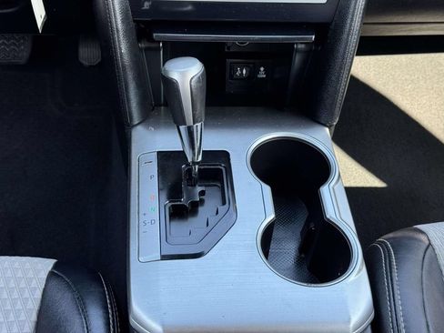 Used 2014 Toyota Camry SE w/ Moonroof Package FWD image 6