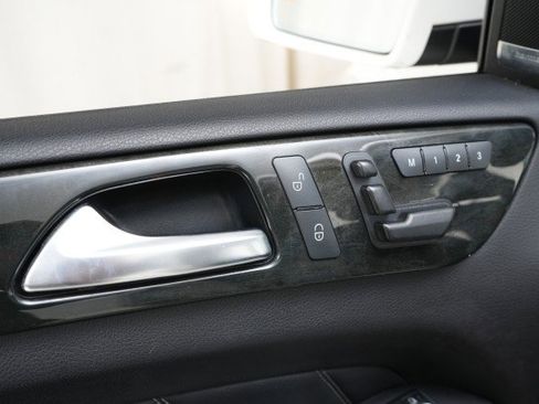 Used 2016 Mercedes-Benz GL 550 4MATIC image 35