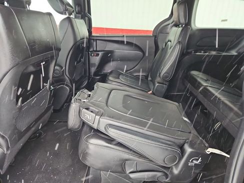 Used 2025 Chrysler Pacifica Select image 37