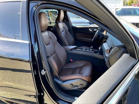 Used 2022 Volvo XC60 B5 Momentum w/ Climate Package AWD/4WD image 11
