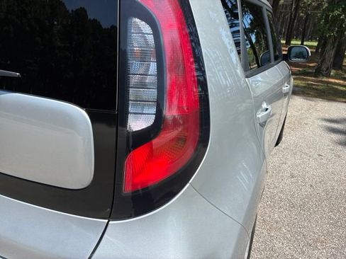 Used 2018 Kia Soul FWD image 14