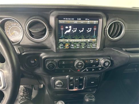 Used 2018 Jeep Wrangler Unlimited Sahara image 30