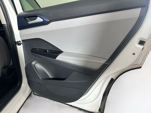Used 2024 Volkswagen Taos SE w/ Panoramic Sunroof Package FWD image 28