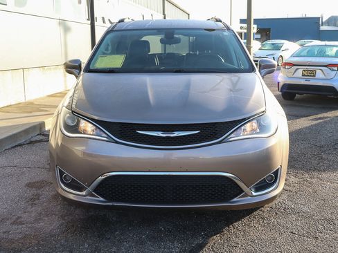 Used 2017 Chrysler Pacifica Touring-L image 2