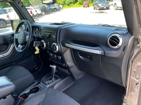 Used 2018 Jeep Wrangler Unlimited Sahara AWD/4WD image 14
