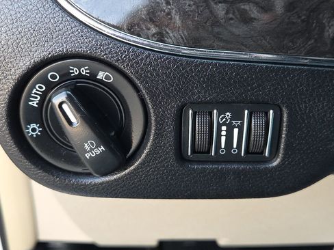 Used 2015 Chrysler Town & Country Limited Platinum image 29