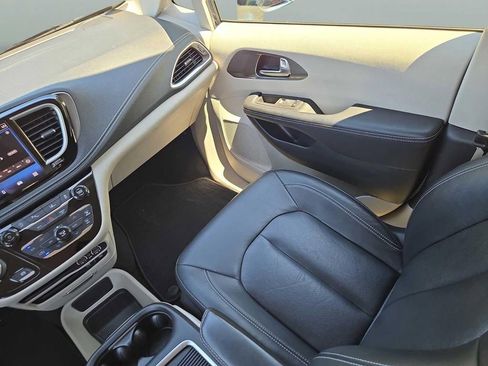 Used 2022 Chrysler Pacifica Touring-L FWD image 14