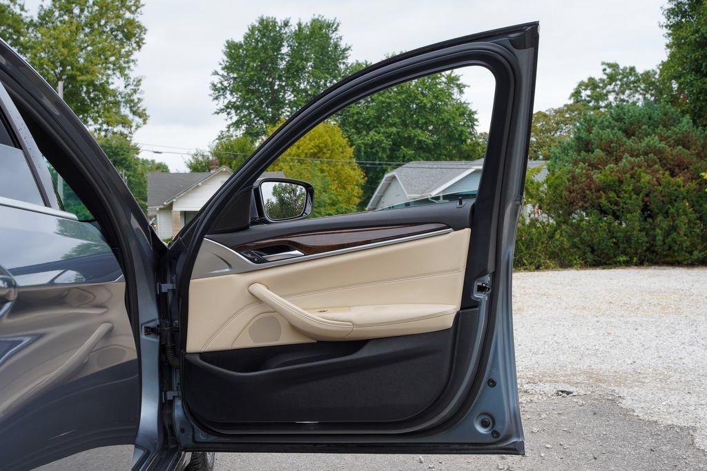 Used 2019 BMW 530e RWD image 36