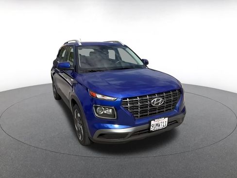 Used 2025 Hyundai Venue SEL FWD image 3