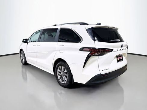 Used 2025 Toyota Sienna LE image 9