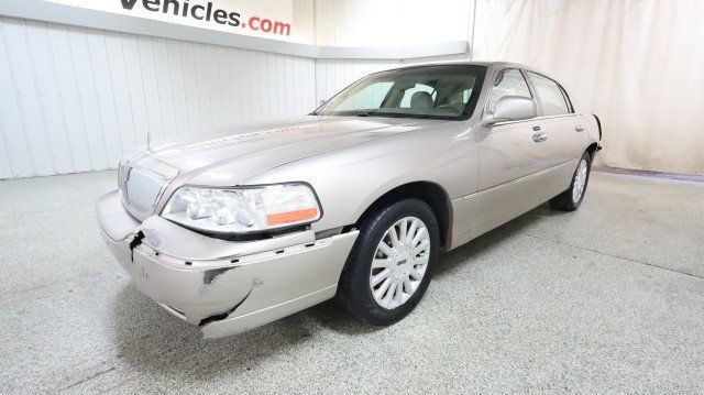 Used 2003 Lincoln Town Car Executive RWD image 2