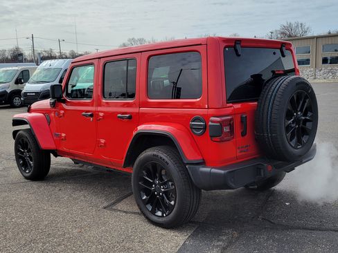Used 2025 Jeep Wrangler Unlimited Sahara w/ Safety Group AWD/4WD image 3