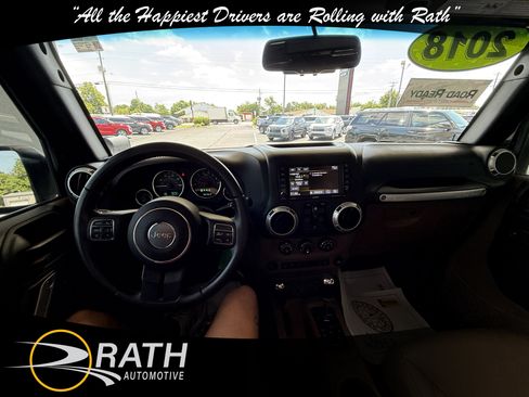 Used 2018 Jeep Wrangler Unlimited Rubicon w/ Connectivity Group AWD/4WD image 15