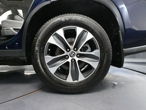 Used 2022 Toyota Highlander XLE AWD/4WD image 13