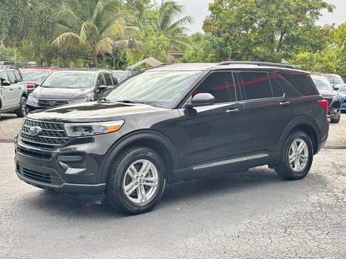 Used 2024 Ford Explorer XLT AWD/4WD image 3