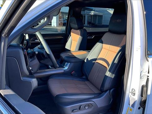 Used 2024 Chevrolet Silverado 3500 High Country w/ High Country Premium Package image 17