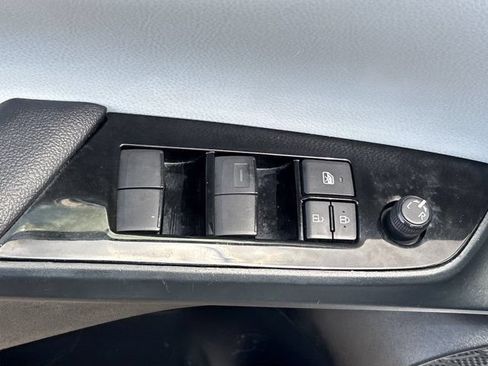 Used 2022 Toyota Prius LE FWD image 20