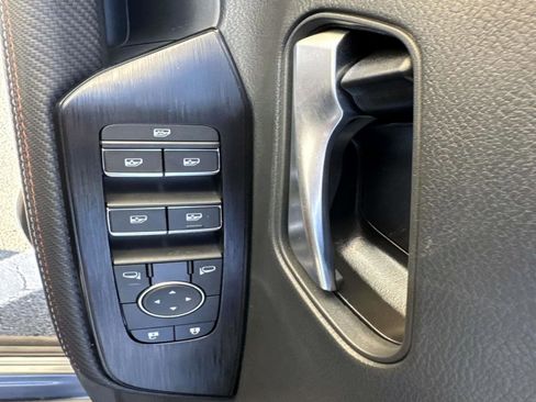 Used 2025 Nissan Kicks SR image 8