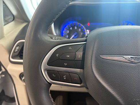 Used 2024 Chrysler Pacifica Touring-L FWD image 20
