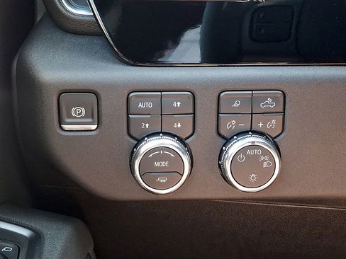 New 2026 GMC Sierra 1500 SLE image 15