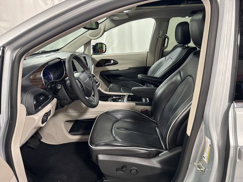 Used 2023 Chrysler Pacifica Limited FWD image 3