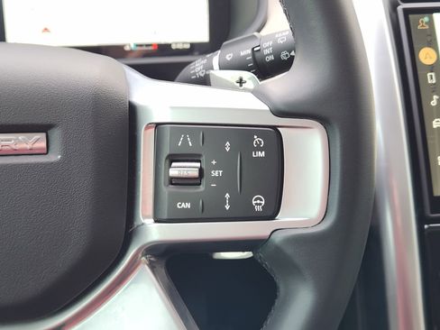 Certified 2025 Land Rover Discovery S image 32