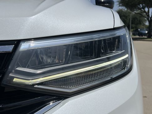 Used 2022 Volkswagen Tiguan SE R-Line FWD image 6