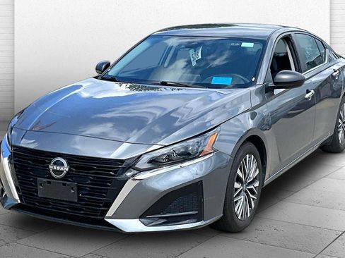 Used 2025 Nissan Altima 2.5 SV FWD image 3