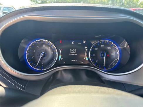 Used 2023 Chrysler Pacifica Touring-L w/ S Appearance Package AWD/4WD image 17