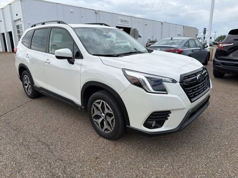 Used 2023 Subaru Forester Premium AWD/4WD image 2