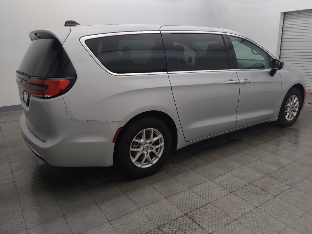 Used 2024 Chrysler Pacifica Touring-L FWD image 10