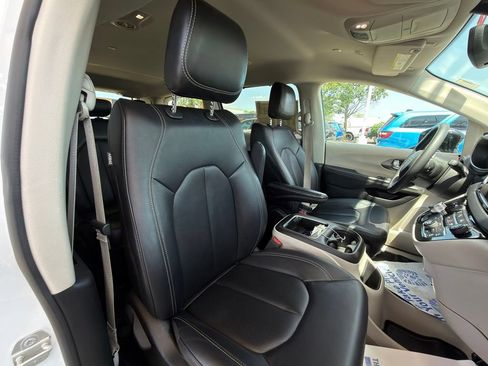 Used 2024 Chrysler Pacifica Touring-L FWD image 33