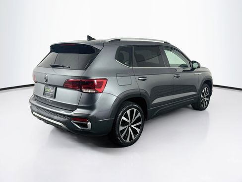 Used 2023 Volkswagen Taos SE w/ Panoramic Sunroof Package FWD image 9