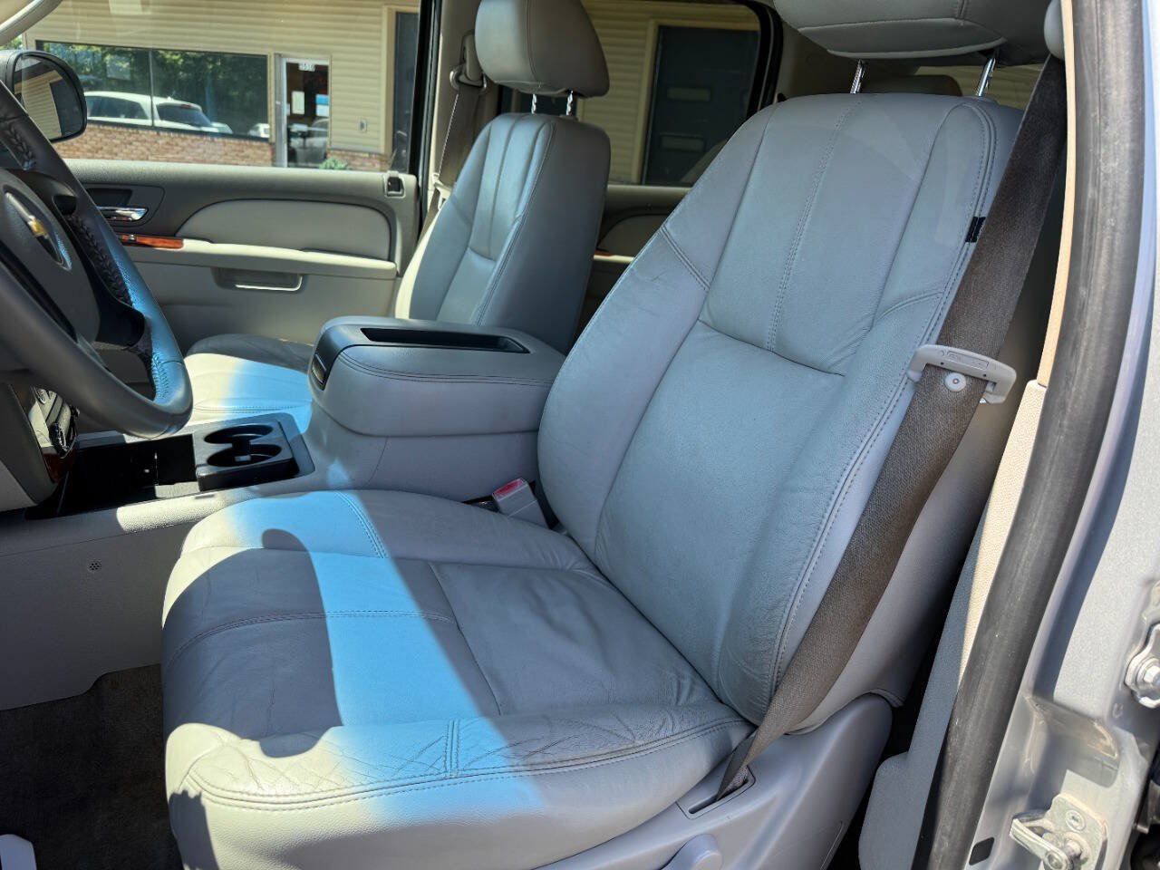 Used 2010 Chevrolet Suburban LT AWD/4WD image 16