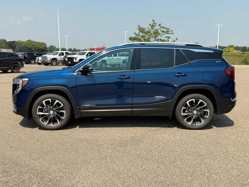 Used 2022 GMC Terrain SLT w/ Infotainment Package II AWD/4WD image 10