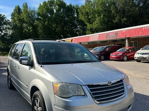 Used 2008 Chrysler Town & Country Touring FWD image 4
