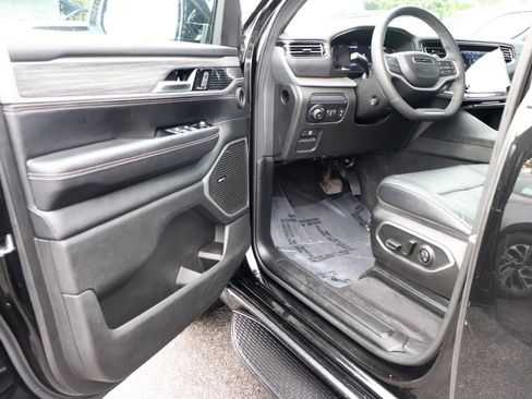 Used 2024 Jeep Wagoneer L Series II w/ Flexible Seating Group AWD/4WD image 10