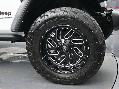 Used 2024 Jeep Wrangler Unlimited Rubicon AWD/4WD image 36