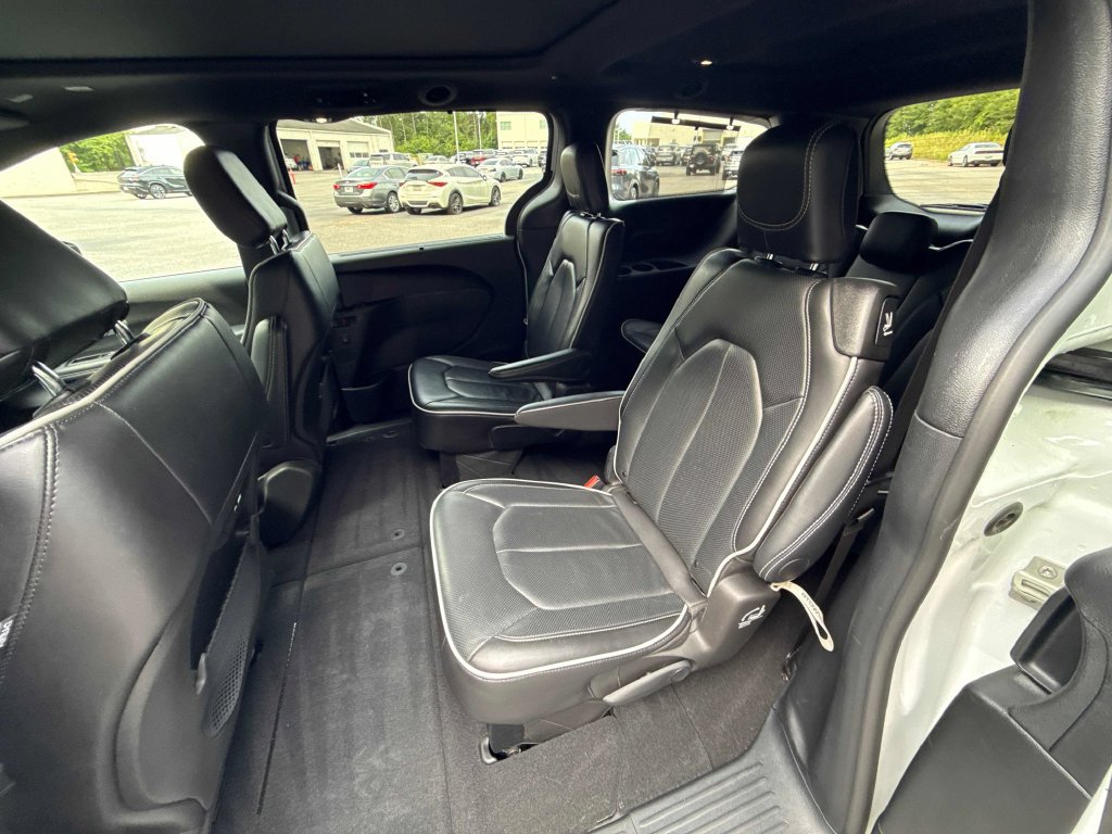 Used 2025 Chrysler Pacifica Limited FWD image 12
