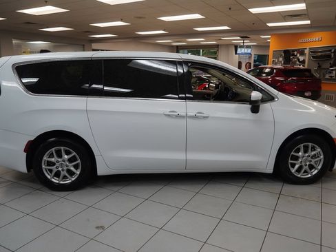 Used 2023 Chrysler Pacifica Touring-L FWD image 11