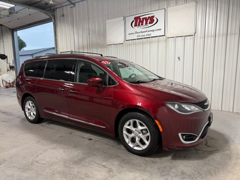 Used 2017 Chrysler Pacifica Touring-L Plus FWD image 1