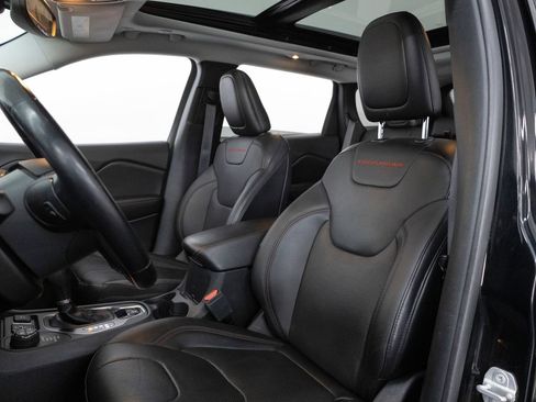 Used 2020 Jeep Cherokee Trailhawk AWD/4WD image 5