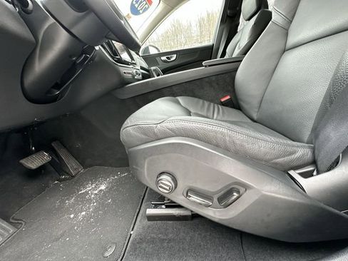 Used 2025 Volvo XC60 B5 Plus image 17