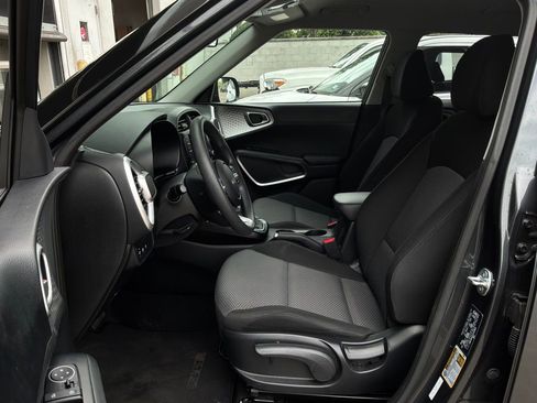 Used 2025 Kia Soul LX w/ LX Technology Package FWD image 10