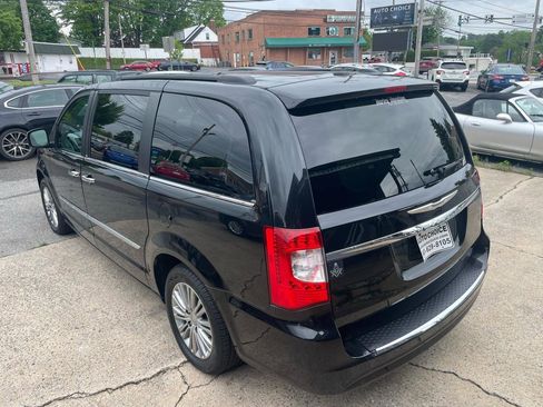 Used 2013 Chrysler Town & Country Touring-L w/ Entertainment Group #2 FWD image 23