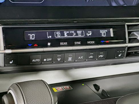 Used 2026 Toyota Sienna XLE FWD image 23
