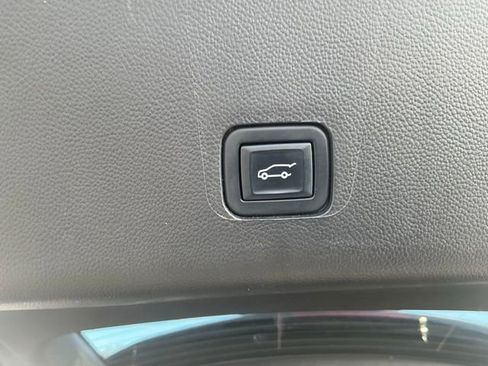 Used 2023 Chevrolet Traverse Premier FWD image 14